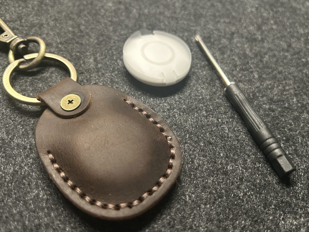 キーホルダーに入れたAirTagと未使用のAirTag